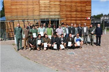 Zu den Aufgaben der Jagdaufseher - im Bild die heute diplomierten vor der Forstschule Latemar - zählen der Jagdschutz und die Aufsicht über die Einhaltung der geltenden Vorschriften im Bereich Jagd bzw. Schutz der Wildtiere.