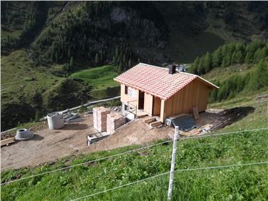 Diese Hütte im Naturpark Rieserferner-Ahrn wird derzeit gebaut. Foto: LPA/Amt für Naturparke