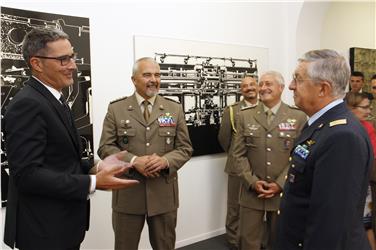 LH Kompatscher begrüßt die Delegation rund um General Magrassi. (Foto LPA/mgp)