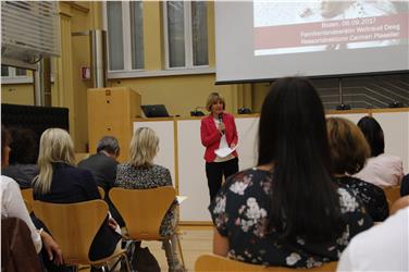 Bei einem Austauschtreffen mit den Familienreferentinnen - es sind fast ausschließlich Frauen zum Treffen gekommen - stellte Landesrätin Deeg neue familienpolitische Maßnahmen und Projekte vor - Foto: LPA