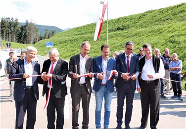 Mit dem Banddurchschneiden haben (v.l.) Senator Hans Berger, LR Florian Mussner, LAbg. Christian Tschurtschentaler, BM Roland Griessmair, LH Arno Kompatscher und Vize-BM Renato Stancher die Ausfahrt symbolisch eröffnet (FOTO: LPA/Roman Clara)