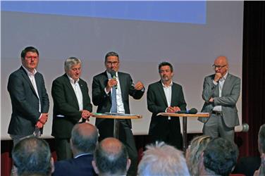 Ausserdorfer, LR Mussner, LH Kompatscher, Dejaco und Burger beantworteten die Fragen der Bürger (FOTO: LPA/Rman Clara)