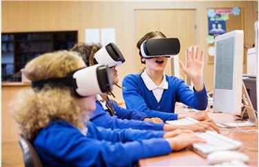 Was Lernende in einer virtuellen Realität selbst tun und erleben, merken sie sich leichter. Foto: Virtualrealityinnnovation.eu/istock