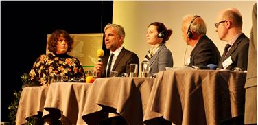 Brauchen Verbündete, um auch großräumige Herausforderungen zu meistern: Agrarlandesrat Schuler (2.v.li.) bei der Konferenz zur Zukunft der Berglandwirtschaft im Alpenraum in St. Johann im Pongau im Salzburger Land.