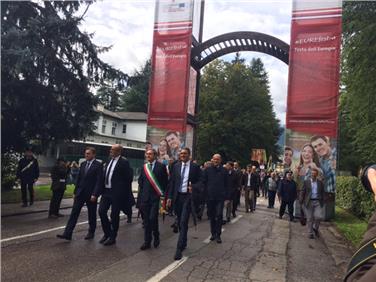 Landeshauptmann Arno Kompatscher mit dem Bürgermeister von Pergine, Roberto Oss Emer, dem Trentiner Landeshauptmann Ugo Rossi und dem Tiroler Landeschef Guenther Platter - Foto: Land TN