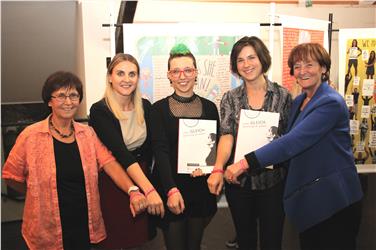 Anlässlich des zweiten Südtiroler Tages für Chancengleichheit haben LRin Stocker und Beiratsvorsitzende Oberhammer im Frauenmuseum eine Ausstellung eröffnet - Foto: LPA/Frauenbüro