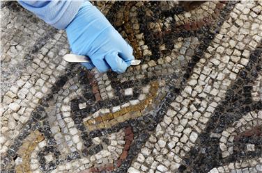 Römische Villa Eppan/St. Pauls (4. Jahrhundert n. Chr.), Restaurierung der Mosaike - FOTO: LPA/Amt für Bodendenkmäler