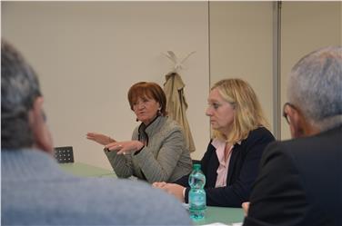 LRin Martha Stocker und Abteilungsdirektroin Laura Schrott bei der Sitzung (FOTO: LPA/bf)