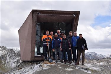 Treffen auf dem Timmelsjoch (v.l.n.r.): Philipp Sicher, Franz Pixner, Alban Scheiber, Gothard Gufler, Christian Gufler, Philipp Ribis, Werner Tscholl und Konrad Pamer - Foto: LPA/Tourismus Management Group