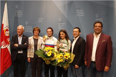 Ehrung (v.li.): Landesverbandspräsident Lazzarotto, Sportlandesrätin Stocker, Elena Pirrone, Alessia Vigilia, Landeshauptmann-Stellvertreter Tommasini, Sporthilfe-Präsident Giovanni Podini. Foto: LPA/mb