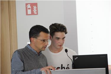 Theorie und Praxis zusammengeführt: Landesfunkdienst-Koordinator Markus Rauch (li.) mit TFO-Schüler Lukas Kofler. Foto: LPA/Maja Clara