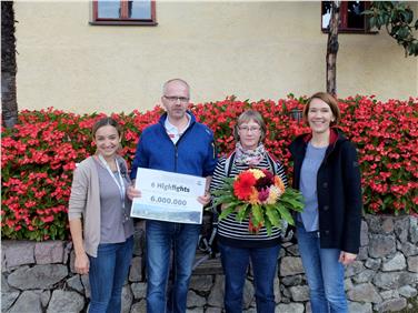 (v.l.n.r.) Eventmanagerin Judith Pollinger, Ehrengäste Holger und Anita Reichel, Koordinatorin Gabriele Pircher. Foto: LPA/Gärten von Schloss Trauttmansdorff