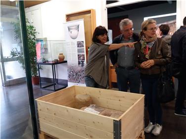 Die Direktorin des Amtes für Bodendenkmäler, Catrin Maroli (1. v.l.), begrüßte die Gäste und erklärte ihnen die Besonderheiten der ausgestellten Stücke. Foto: LPA/SA