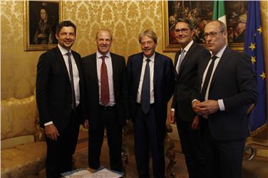 Im Chigi-Palast mit Ministerpräsident Gentiloni: LH Kompatscher und sein Trentiner Amtskollege sowie die Parlamentarier Alfreider und Zeller - Foto: LPA/mb