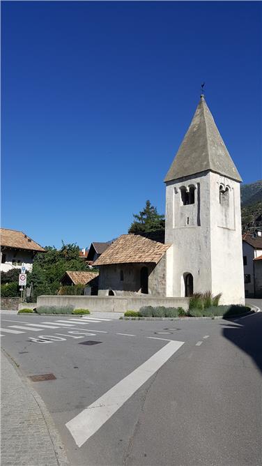 Die St.-Nikolaus-Kirche in Latsch, wo der Menhir ausgestellt ist © Hannes Gamper