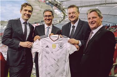 DFB-Generalsekretär Friedrich Curtius, LH Arno Kompatscher, DFB-Präsident Reinhard Grindel und Eppan Bürgermeister Wilfried Trettl. Foto: DFB/Reinhard Philipp.