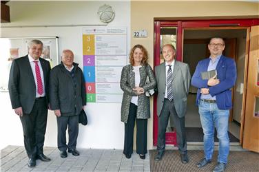 LR Mussner, Pfarrer Ploner, Kindergarteninspektorin Ploner, Schulamtsleiter Verra, Abteilungsdirektor Ploner eröffneten das neue Pädagogische Zentrum Pikolein (FOTO: LPA/Angelika Schrott)