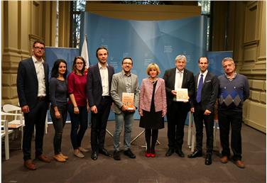 (v.l.n.r.) Gabriel Stuffer, Adelina Perlaska, Verena Mittelberger (von den drei Jugendbeiräten) mit LR Philipp Achammer, Christian Tommasini, Waltraud Deeg, Florian Mussner sowie Timon Gärtner und Stefano Lombardo vom ASTAT. Foto: LPA/Ingo Deja