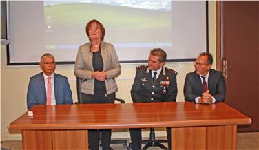 vlnr: Helmuth Sinn, Direktor der Landesabteilung Arbeit, Landesrätin Martha Stocker, Carabinieri-Kommandant Massimo Mennitti, Staatsanwalt Giancarlo Bramante - Foto: LPA/fg