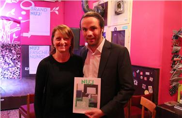 Kulturlandesrat Philipp Achammer mit Alexandra Pan vom Landesamt für Kultur bei der Vorstellung der neuen NUJ. Foto: LPA/Ingo Dejaco