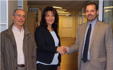 Die Zusammenarbeit der nächsten drei Jahre abgestimmt: (v.li.) Lorenzo Smaniotto (AOV), Brigitte Brunner (Sinfotel) und Thomas Mathà (AOV). Foto: LPA/mgp