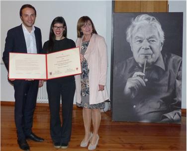 Bildungslandesrat Philipp Achammer (l.) und seine Tiroler Amtskollegin Beate Palfrader (r.) haben heute der Tiroler Künstlerin Annja Krautgasser (Mitte) den Paul-Flora-Preis überreicht. Foto: LPA/Sepp Laner