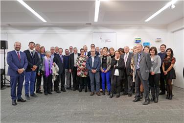 LH Kompatscher, LR Mussner, Reg.Ass. Detomas, Parlamentarier Alfreider und Ehrengäste mit den Mitarbeitern und Führungskräften den Instituts (FOTO: LPA/Roman Clara)