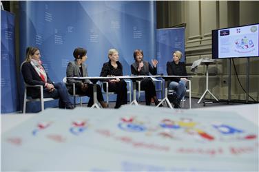 Machten auf die Pensionlücke aufmerksam: Beirats-Präsidentin Ulrike Oberhammer, Pensplan-Präsidentin Laura Costa, Regionalassessorin Violetta Plotegher, Landesrätin Martha Stocker und Gleichstellungsrätin Michela Morandini - Foto