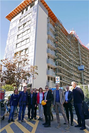 Vor der Südfassade mit der Solaranlage: Elena Comelli, Wilhelm Palfrader, M. Vettori, S. Vettori, Luisa Zampieri, LR Tommasini, Minotti, Walder und Montagner (FOTO: LPA/Roman Clara)