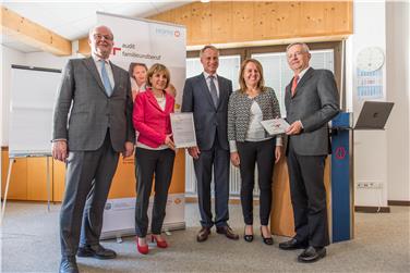 Zertifikatsverleihung bei Hoppe in Laas (v.l.): Norbert Mayr (CFO-Hoppe), LRin Deeg, Christoph Hoppe, Heidi Plangger (Hoppe), Michl Ebner. Foto Handelskammer Bozen/Manuel Pazeller