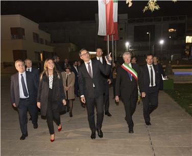 V.l. Gianclaudio Bressa, Maria Elena Boschi, Helga Thaler Ausserhofer, LH Arno Kompatscher, BM Renzo Caramaschi und Hubert Hofer (IDM) schreiten zum Eingang des NOI Techparks. Foto: LPA/Damian Pertoll