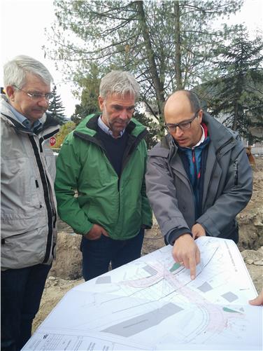 Baustelle Hochwasserschutz Sterzing in Augenschein genommen (v.li.): Agenturdirektor Pollinger, Landesrat Schuler, Techniker Walder. Foto: LPA/Judith Weissensteiner