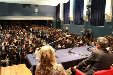 Etwa 350 Schüler der WFO Battisti nahmen am Treffen mit Landeshauptmann Arno Kompatscher und Schuldirektorin Cristina Crepaldi teil. Foto: LPA