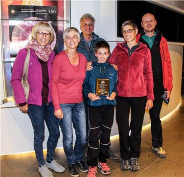 Die Angehörigen des Südtiroler Buchautors, Federkielstickers und KZ-Überlenden Franz Thaler aus dem Sarntal  bei ihrem Besuch im Planetarium Südtirol - Foto: Planetarium
