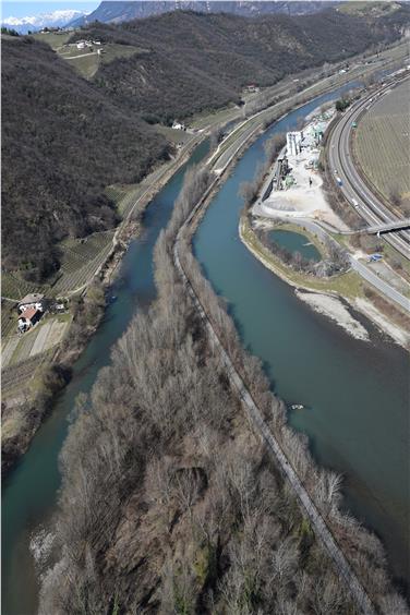 Das Biotop Fischerspitz südlich von Bozen ist eine langgezogene Landzunge am Zusammenfluss von Etsch und Eisack. Foto: LPA/Amt Wildbach- und Lawinenverbauung Süd