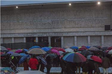 An die 300 Menschen waren zum Gerichtsplatz gekommen, um der Enthüllungsfeier beizuwohnen - Foto: LPA/Oskar Verant