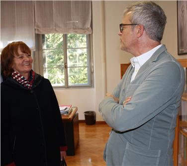 Landesrätin Martha Stocker zu Besucht in der "REMS" in Pergine. im Bild: Stocker im Gespräch mit Direktor Lorenzo Gasperi- Foto: USP/fg