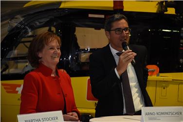 Bedankten sich bei den Vertretern der Rettungsorganisationen: Landesrätin Martha Sticker und Landeshauptmann Arno Kompatscher - Foto: LPA/Barbara Franzelin