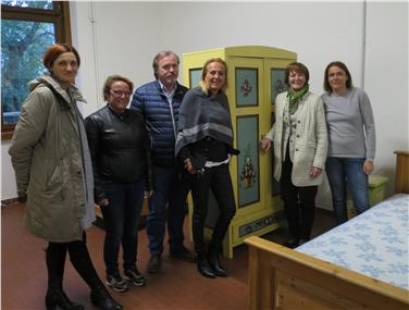 Landesrätin Stocker machte sich gemeinsam mit den Vertretern der Gemeinde ein Bild der neuen Unterkunft in Brixen - Foto: LPA/Valentina Boscheri