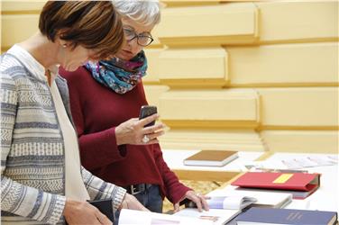 Erfahrungsaustausch und Anregungen: Beim 20. Tag der Chronistinnen und Chronisten im Palais Widmann in Bozen konnten die Ergebnisse der Chronistentätigkeit in den verschiedenen Orten begutachtet werden. Foto: LPA/Maja Clara