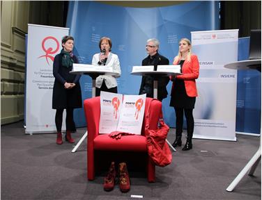 Stellten die Initiativen zum Tag gegen Gewalt an Frauen vor: Veronika Rabensteiner, Direktorin des Amtes für Gesundheitsordnung, Landesrätin Martha Stocker, Filmemacher Mauro Manzo, Beiratspräsidentin Ulrike Oberhammer - Foto: LPA/rm