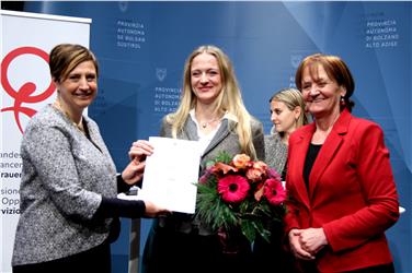 Ihre Arbeit erreichte den dritten Platz: Andrea Fleckinger mit Laudatorin Judith Gögele und Landesrätin Martha Stocker- Foto: LPA/rm