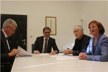 Unterzeichneten eine Vereinbarung zur Stärkung des Forschungsstandorts Südtirol: Thomas Schael, Landeshauptmann Arno Kompatscher, Eurac-Präsident Roland Psenner und Landesrätin Martha Stocker - Foto: LPA/mb