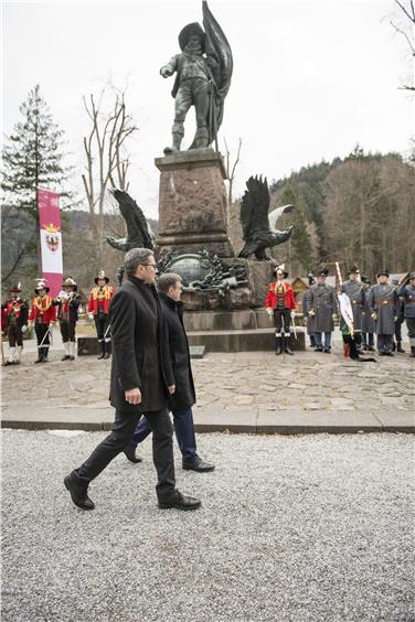 LH Kompatscher mit seinem Tiroler Amtskollegen vor dem Andreas-Hofer-Denkmal in Innsbruck - Foto: Land Tirol/berger