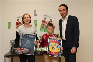 Den Preis - ein iPad mini - für ihre Entwürfe eines Buchumschlags haben (v.li.) Hannah Prünster und Merlin Bormuth von Landesrat Achammer (re. im Bild) erhalten. Foto: LPA/Amt für Bibliotheken und Lesen