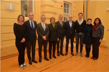 Die Projektgruppe: Giorgia Stricker, Sergio Messini, Gianfranco Iorizzo vom Gesundheitsministeirum, Landesrätin Martha Stocker, Horand Meier, Thomas Lanthaler, Harald Frena, Veronika Rabensteiner, Marina Cattoi - Foto: LPA/Barbara Franzelin