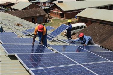 Auch der Sektor der erneuerbaren Energie bietet Raum für Entwicklungszusammenarbeit. Im Bild: Die Ergebnisse eines Projektes in Burkina Faso (Foto LPA)