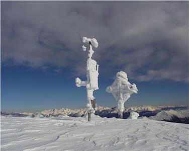 Auch in den komemnde Tagen bleibt es kalt; im Bild die Wetterstation am Rauhjoch (Pfelders) in 2900 Metern Meereshöhe. Foto: LPA/Landeswetterdienst