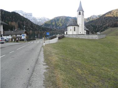 Um einen sichereren Zugang zur Pfarrkirche in St. Veit zu ermöglichen, wird die Straße um 200 Meter verlegt und ein Gehsteigs gebaut (FOTO: LPA)