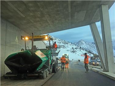 Letzte Arbeiten vor der Freigabe: Eine neue Galerie schützt nun die Verkehrsteilnehmer auf der Jaufenpassstraße vor Steinschlag (FOTO: LPA)